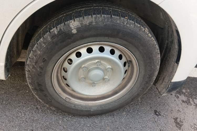 Used Wuling Yangguang 2024 300KM Comfort Version Passenger Van 75kW