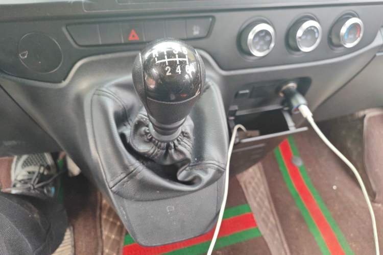 Used JMC Fushun 2025 2.0T 6MT Diesel Short-Wheelbase Low-Roof Commercial Multi-Purpose Passenger Vehicle with 5/6 Seats and Twin-Swing Tailgate Gear Lever