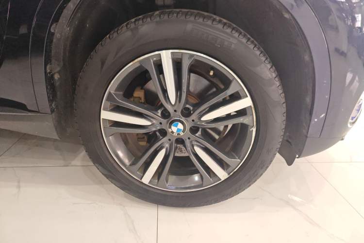 Used BMW X5 2018 xDrive35i Elegant Edition Right Front Wheel Hub