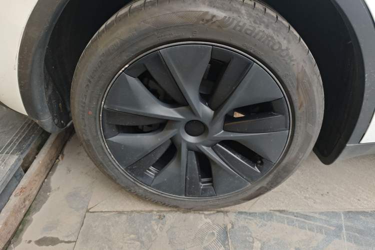 Used Tesla Model Y 2024 Long-Range All-Wheel-Drive Version