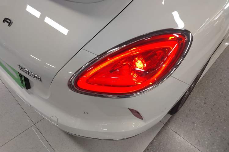 Used ORA Lightning Cat 2022 555 km Luxury Edition Right Rear Taillight