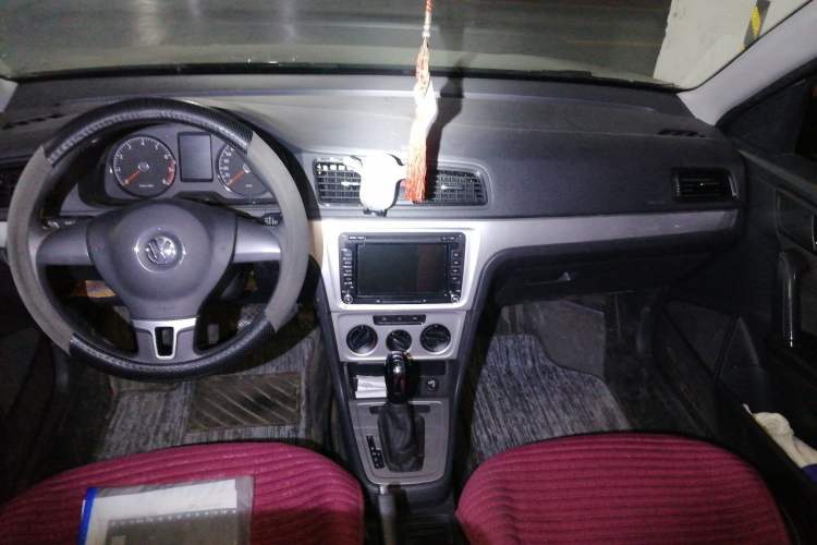 Used Volkswagen Lavida 2015 1.6L Automatic Fashion Edition Center Console