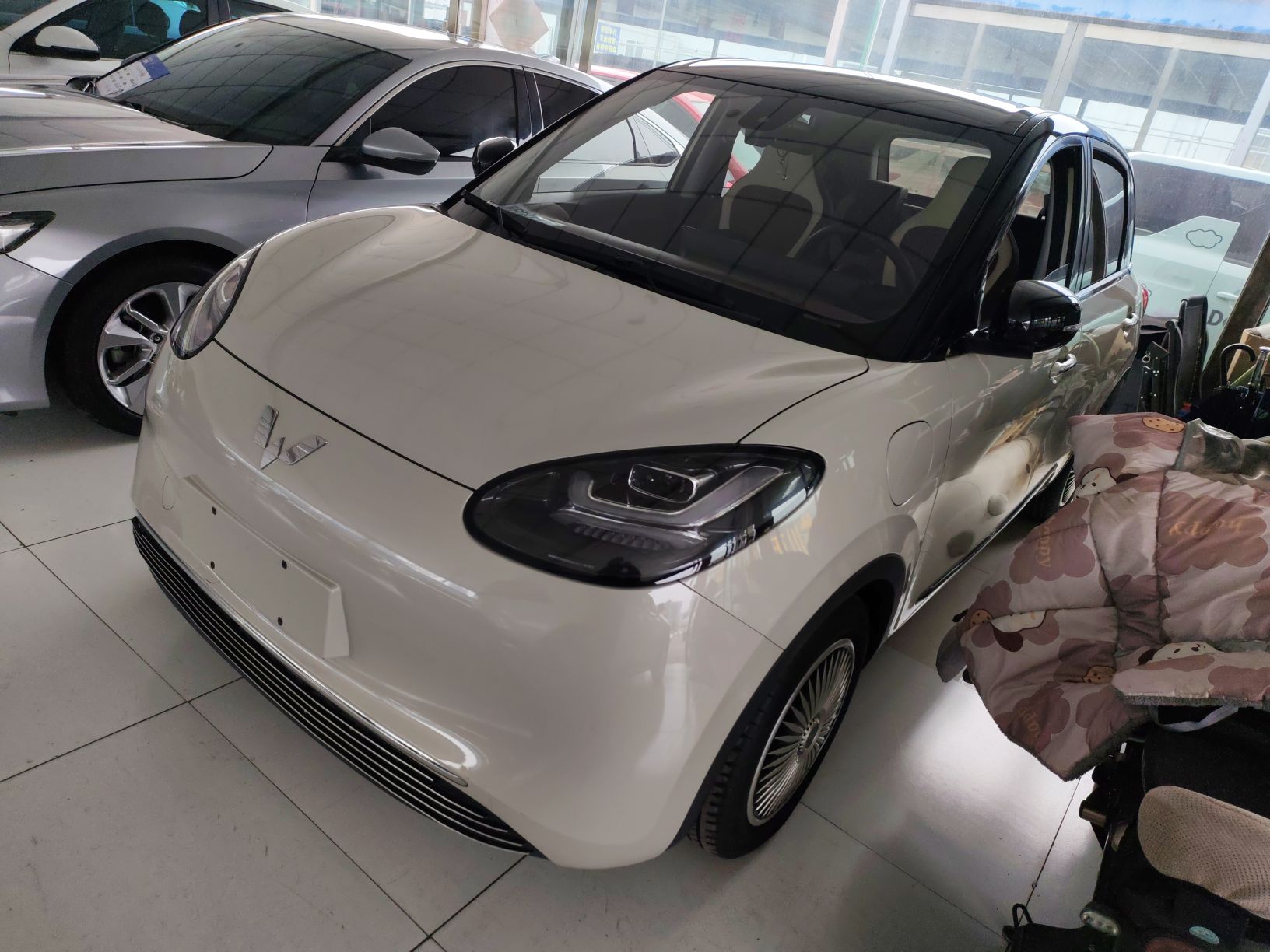 Под передней частью автомобиля