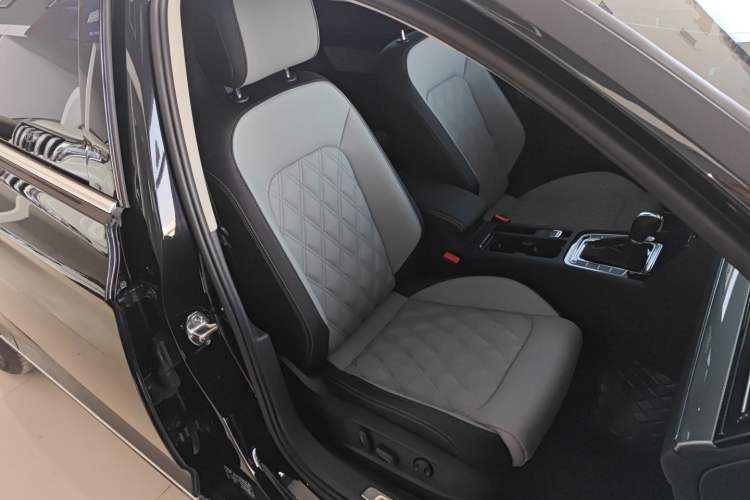 Used Volkswagen Magotan 2023 2 Million Units Limited Edition 330TSI DSG Leading Version Right Front Seat