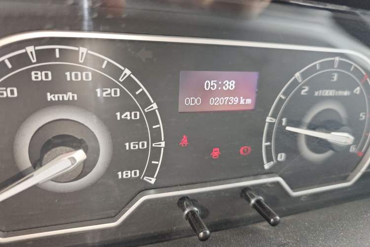 Used SAIC MAXUS Xintu V80 2021 2.0T Manual Classic City Delivery King Short Wheelbase Mid-Roof Design 3 Seats
