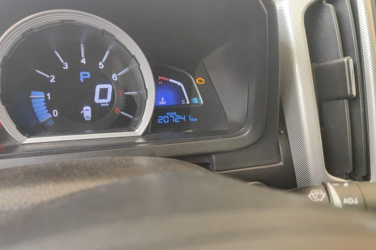 Used Luxgen U6 SUV 2015 1.8T ZhiZun Model Odometer Close Up