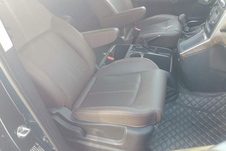 Used FORTHING Lingzhi PLUS 2021 Travel Edition 2.0L Manual Luxury 7-Seater
