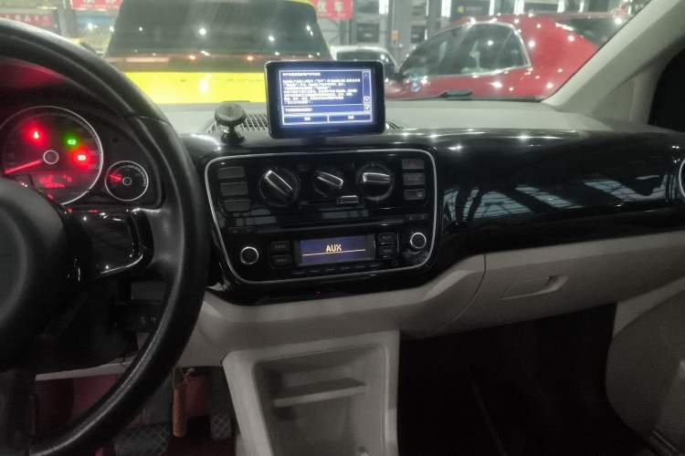 Used Volkswagen up! 2015 1.0L go high!
