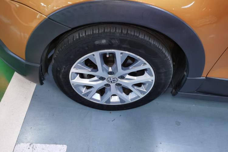 Used Volkswagen Polo 2016 1.6L Cross Polo Automatic Left Front Wheel Hub