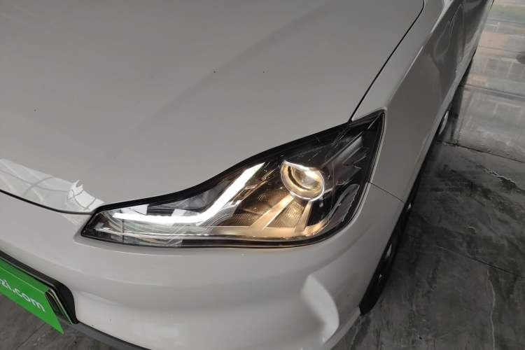 Used NETA V 2021 Standard Range Entertainment Version – Upgraded Model Left Front Headlight