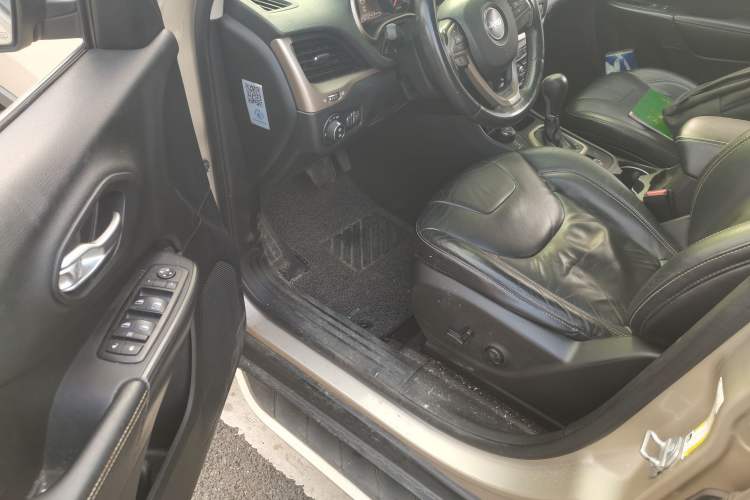 Used Jeep Cherokee 2014 2.4L Urban Edition
