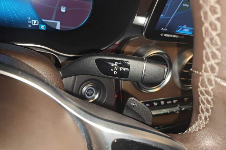 Used Mercedes-Benz GLC 2022 Second Facelift GLC 260 L 4MATIC Luxury Edition Gear Lever