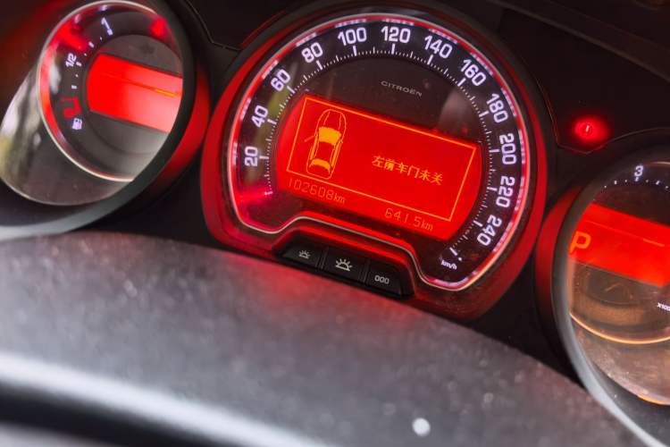 Used Citroen C5 2014 2.0L Automatic Zunyue Model Odometer Close Up