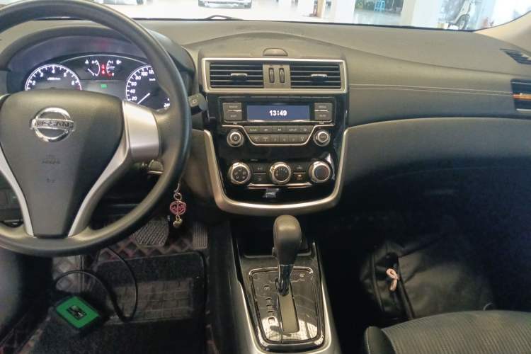 Used Nissan Tiida 2016 1.6L CVT Cool Dynamic Edition Audio And AC Panel