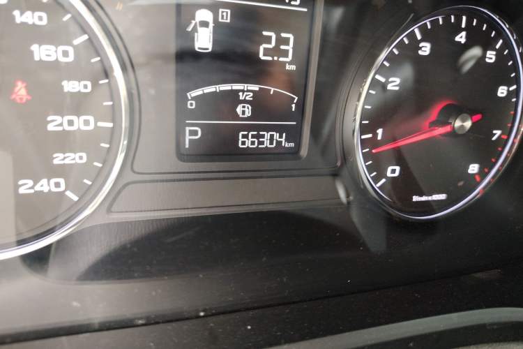 Used Roewe RX5 2016 20T Two-Wheel Drive Automatic Internet Smart Edition
