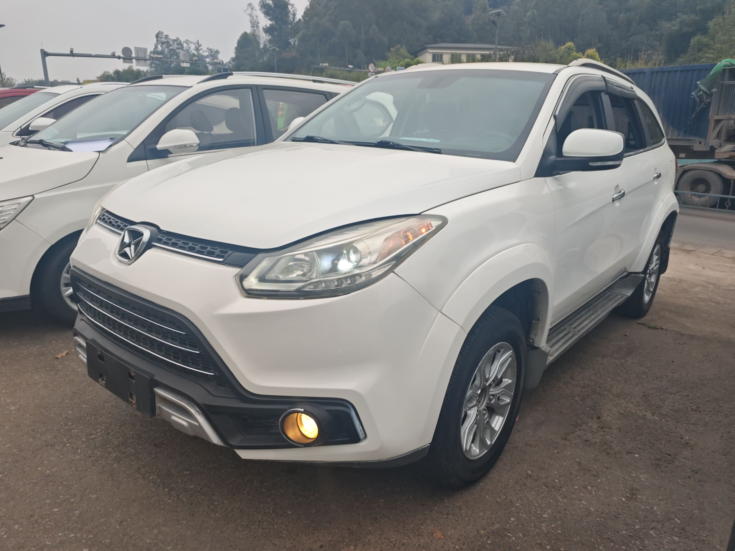 تحت مقدمة السيارة