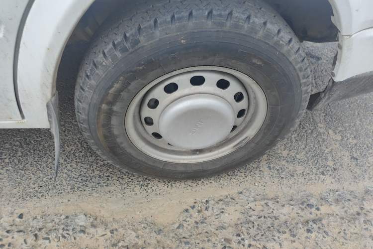 Used JMC Transit 2019 2.8T Commercial Version Long Wheelbase Mid-Roof 6-Seater Rear Single Tire China VI Emission Standard – JX493 Right Front Wheel Hub