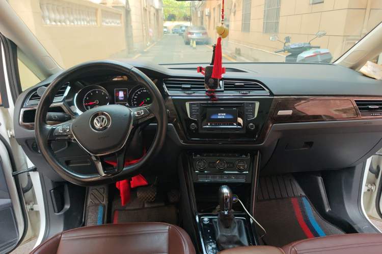 Used Volkswagen Touran 2016 Volkswagen Touran L 280TSI DSG Luxury Edition Center Console