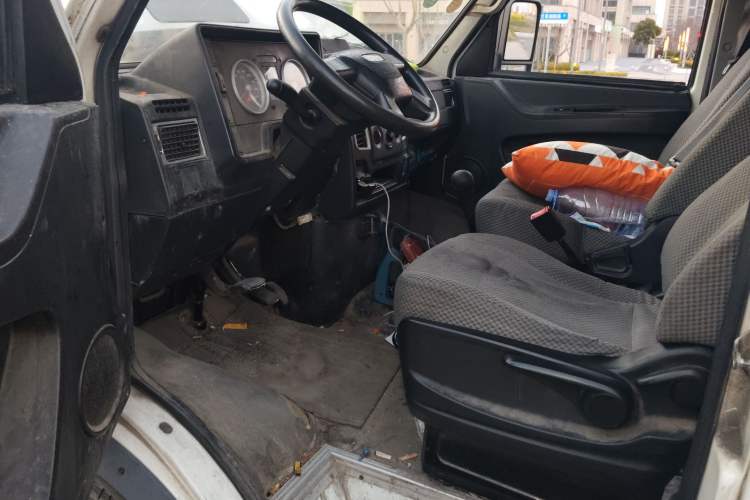 Used Iveco Daily 2020 2.5T A35 Passenger Van Single-Tire Mid-Roof Design 5-9 Seats China VI Emission Standard
