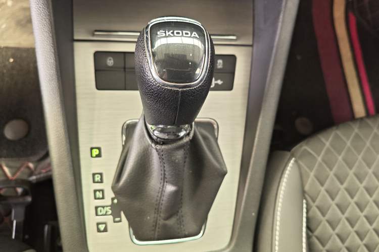 Used Skoda Octavia 2020 1.5L Automatic SmartDrive Luxury Edition Gear Lever