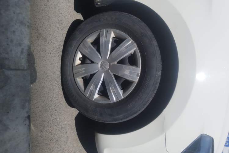 Used Volkswagen Jetta 2015 1.6L Automatic Fashion Model Right Front Wheel Hub