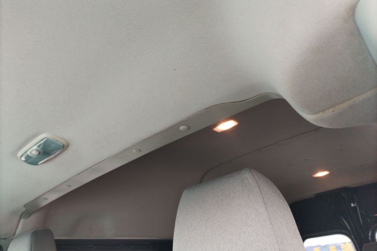 Used Ford Transit 2019 2.0T Diesel Multi-Purpose Commercial Vehicle Mid-Drive Mid-Roof 6-Seater China VI Standard