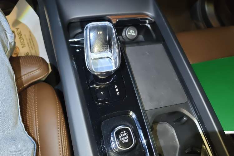 Used Volvo XC60 New Energy 2024 T8 Plug-in Hybrid Long-Range All-Wheel Drive Smart Luxury Edition Gear Lever