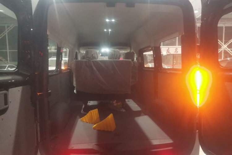 Used Sinotruk Pioneer V 2024 Multi-Function Version 2.0T Automatic Short Wheelbase Mid-Roof
