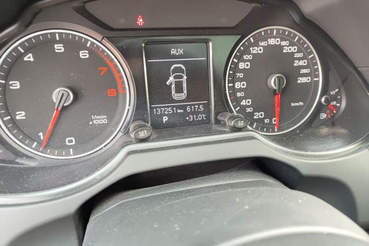 Used Audi Q5 2015 40 TFSI Technology Edition Odometer Close Up