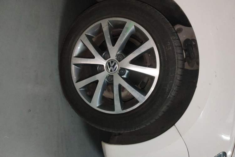 Used Volkswagen Sagitar 2012 1.4TSI Manual Luxury Model Right Front Wheel Hub