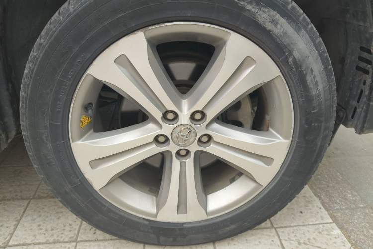 Used Toyota Highlander 2012 2.7L Two-Wheel Drive 7-Seater Luxury Edition Right Front Wheel Hub