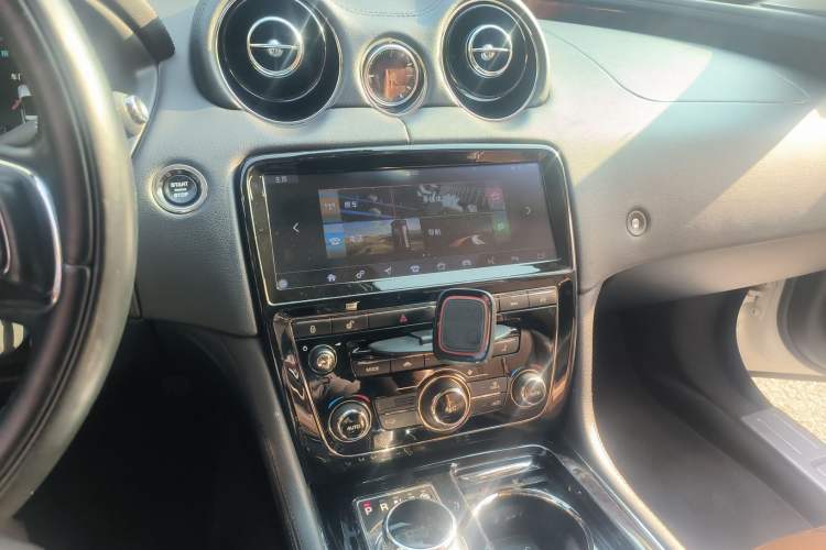 Used Jaguar XJ 2015 XJL 3.0 SC Two-Wheel-Drive Panoramic Business Edition
