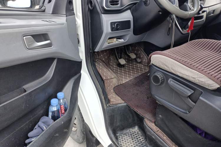 Used SAIC MAXUS Xintu V80 2023 2.0T Manual Classic Aoyuntong Long Wheelbase Mid-Height 6/7/8/9-Seater Driver Seat