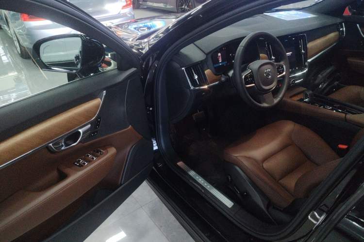 Used Volvo S90 2025 B5 Zhiyi Luxury Edition
