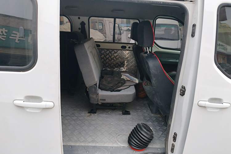 Used Wuling Yangguang 2024 300KM Comfort Version Passenger Van 75kW
