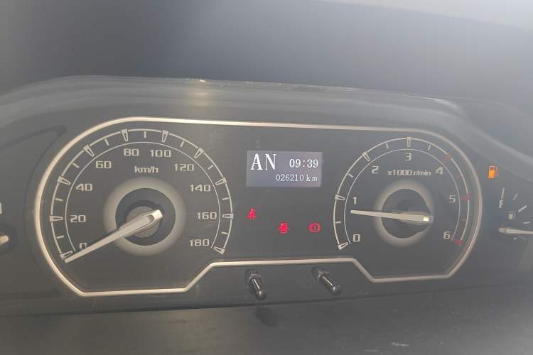 Used SAIC MAXUS Xintu V80 2023 2.0T AMT Classic Aoyuntong Short Wheelbase Ultra-Low Roof 5/6-Seater Instrument Cluster