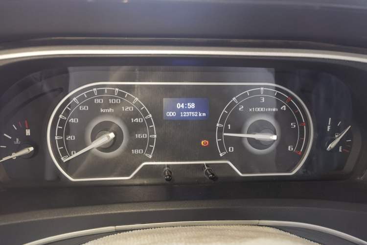 Used SAIC MAXUS Xintu V80 2021 2.0T PLUS Manual City Edition Short Wheelbase Ultra-Low Roof—7/8/9-Seater Odometer Close Up