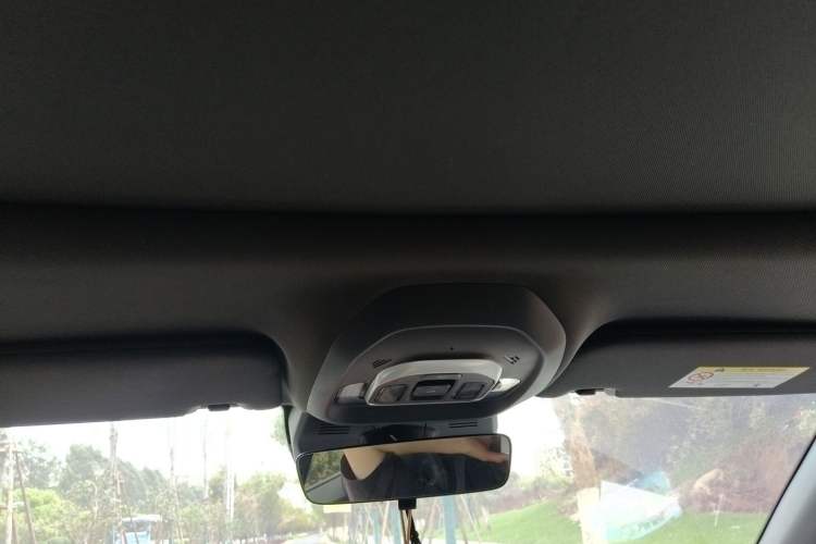 Used Jinbei Gold Hiace 2021 1.5L Passenger Van Travel Lion 6-Seater Headliner