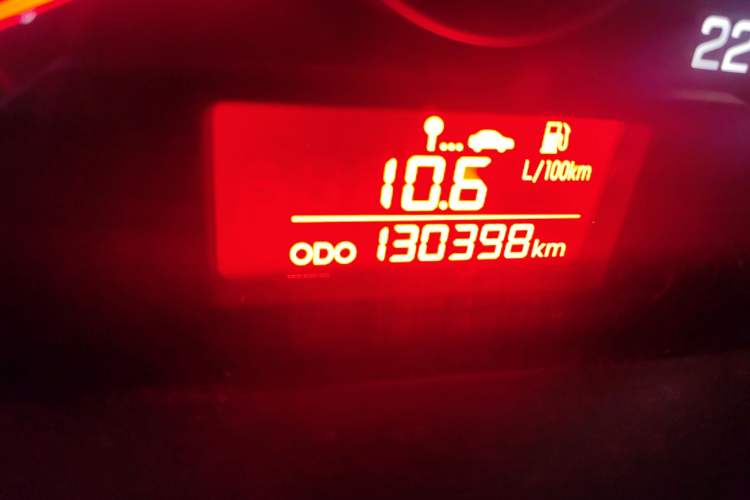 Used Kia K2 2012 Sedan 1.4L MT GLS Commemorative Edition Odometer Close Up