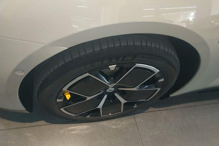 Used Xiaomi Auto SU7 2024 Rear-Drive Long-Range Intelligent Driving Version Left Front Wheel Hub