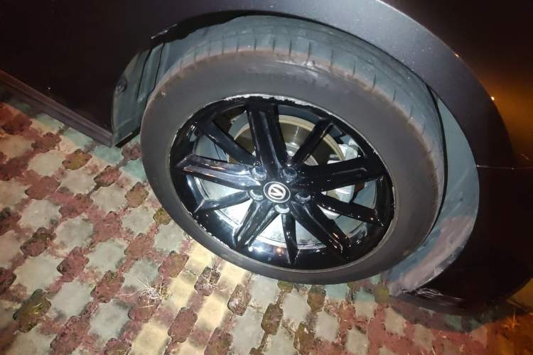 Used CHANGAN UNI-V 2023 1.5T Prestige Model Right Front Wheel Hub