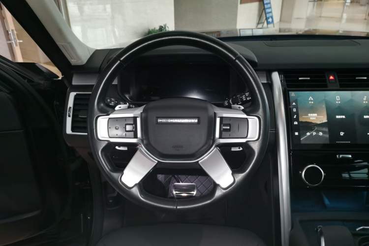 Used Land Rover Discovery 2023 Revised Version 360 PS R-Dynamic S Steering Wheel