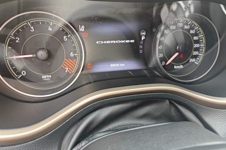 Used Jeep Cherokee 2014 2.4L Luxury Edition Odometer Close Up