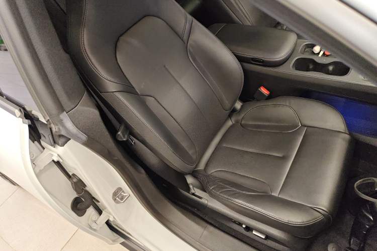 Used Nio ET5 2022 75 kWh Right Front Seat