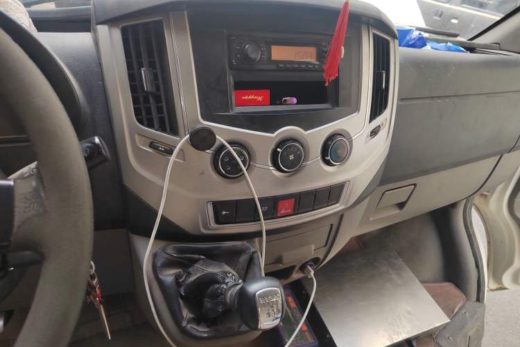 Used Dongfeng Yufeng 2018 2.3T Logistics Vehicle A100 Luxury Edition Short Wheelbase Mid-Roof Design 5–9 Seater
