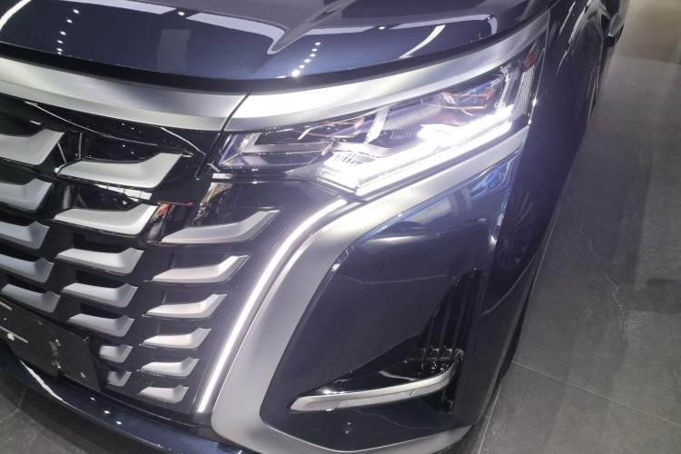 Used Denza D9 2025 DM-i Intelligent Drive 1020 Four-Wheel Drive Flagship Model