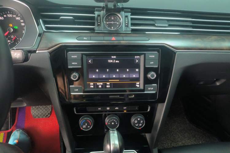 Used Volkswagen Magotan 2019 330TSI DSG Leading Model China VI Standard Audio And AC Panel