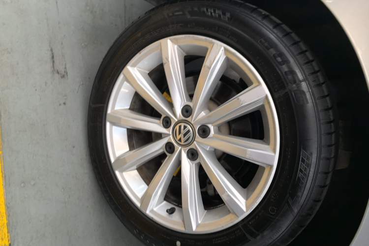 Used Volkswagen Magotan 2018 330TSI DSG Advanced Model Right Rear Wheel Hub