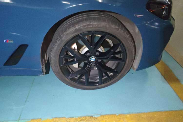 Used BMW 5 Series 2022 Second Facelift 530Li Luxury Version M Sport Package Right Front Wheel Hub