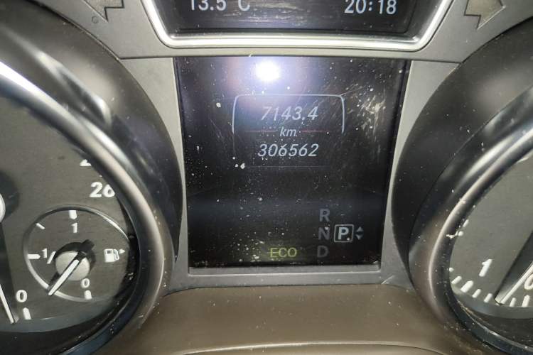 Used Mercedes-Benz M-Class 2014 ML 320 4MATIC Odometer Close Up